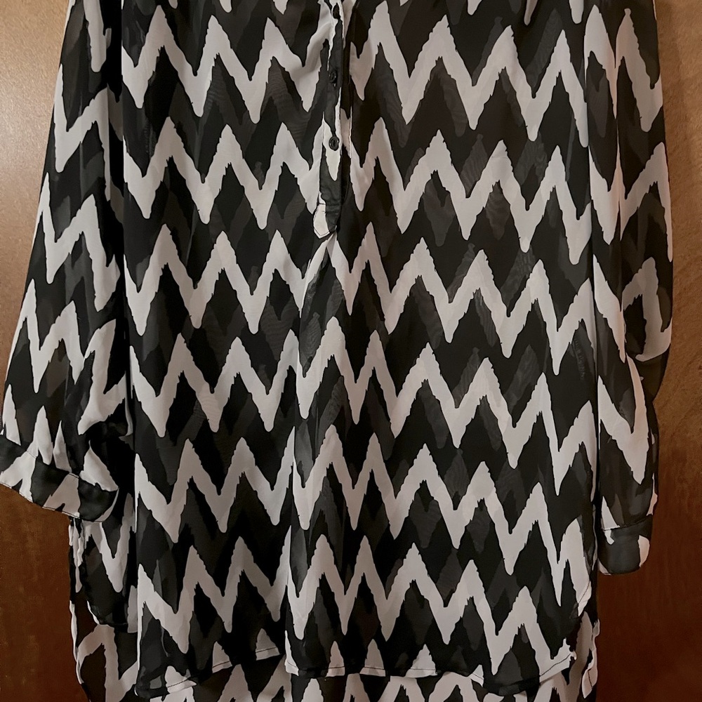 Shear black and white chevron tunic, size 18/20